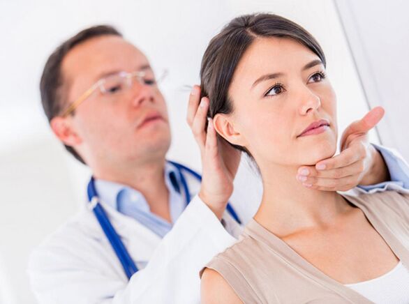 az orvos megvizsgálja a nyaki osteochondrosisban szenvedő beteget